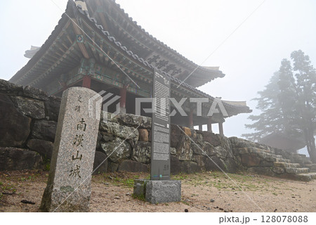 霧立ち込める南漢山城の守御将台・世界文化遺産【韓国/京畿道】 128078088