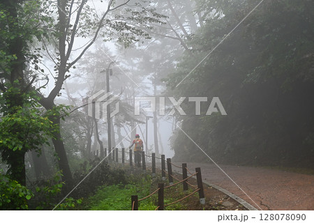 霧立ち込める南漢山城ハイキングコース【韓国/京畿道】 霧立ち込める南漢山城ハイキングコース【韓国/京畿道】 128078090