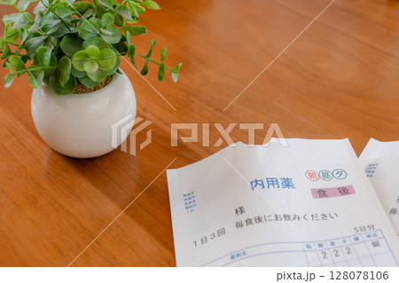 薬袋と観葉植物のある落ち着いた日常｜服薬と生活空間の調和 128078106