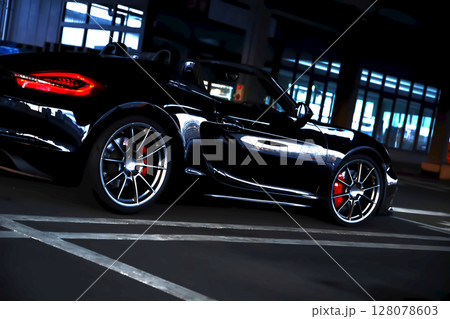 ツヤツヤの黒いオープンカー 128078603