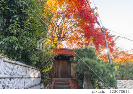 秋の京都 紅葉に包まれた金福寺 山門 秋の京都 紅葉に包まれた金福寺 山門 128078632