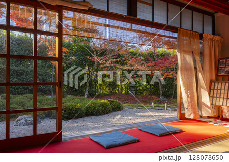 秋の京都　金福寺　残照亭から見る枯山水庭園 128078650