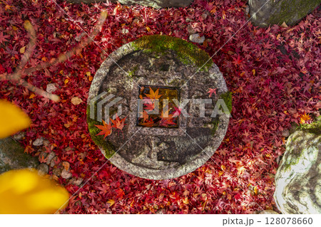 秋の京都 金福寺 知足のつくばい 秋の京都 金福寺 知足のつくばい 128078660