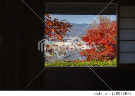 秋の京都 金福寺 芭蕉庵からの隙間から見える庭園 秋の京都 金福寺 芭蕉庵からの隙間から見える庭園 128078672