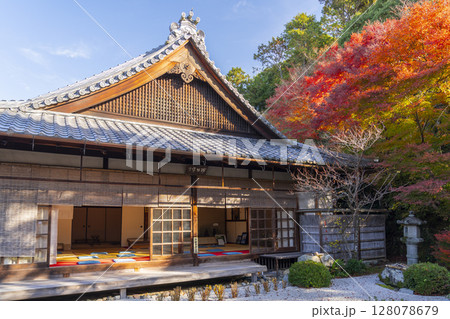 秋の京都　金福寺　残照亭と枯山水庭園 128078679