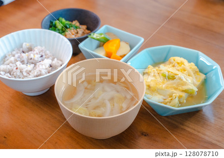 豆腐の卵とじと雑穀米の健康的な和朝食 豆腐の卵とじと雑穀米の健康的な和朝食 128078710