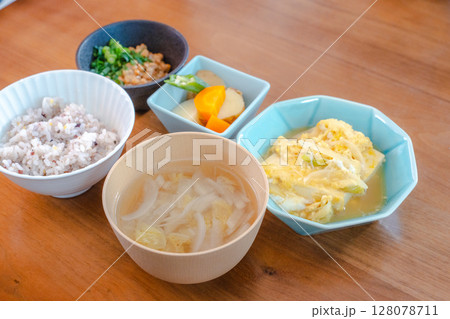 豆腐の卵とじと雑穀米の健康的な和朝食 豆腐の卵とじと雑穀米の健康的な和朝食 128078711