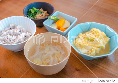 豆腐の卵とじと雑穀米の健康的な和朝食 豆腐の卵とじと雑穀米の健康的な和朝食 128078712