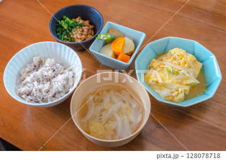 豆腐の卵とじと雑穀米の健康的な和朝食 豆腐の卵とじと雑穀米の健康的な和朝食 128078718