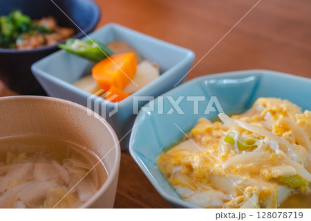 豆腐の卵とじと雑穀米の健康的な和朝食 豆腐の卵とじと雑穀米の健康的な和朝食 128078719