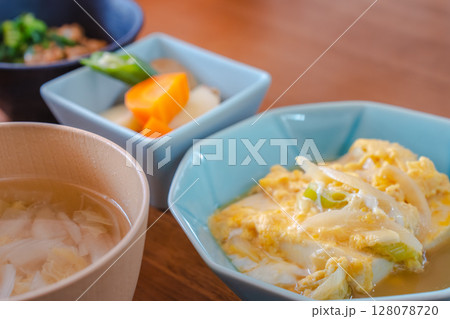 豆腐の卵とじと雑穀米の健康的な和朝食 豆腐の卵とじと雑穀米の健康的な和朝食 128078720