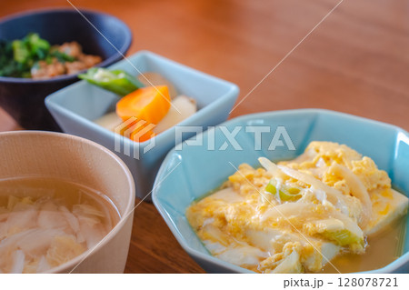 豆腐の卵とじと雑穀米の健康的な和朝食 128078721