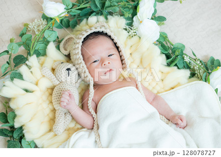 赤ちゃん　ニューボーンフォト 128078727