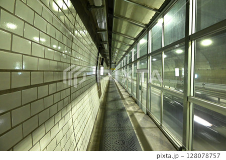 トンネル内のガラス張り歩行者用通路【韓国】 128078757