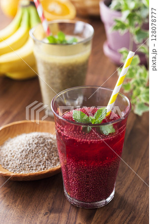チアシードドリンク / クランベリー チアシードドリンク / クランベリー 128078777