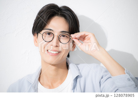 眼鏡をかけた爽やかな男性のクローズアップ 眼鏡をかけた爽やかな男性のクローズアップ 128078905