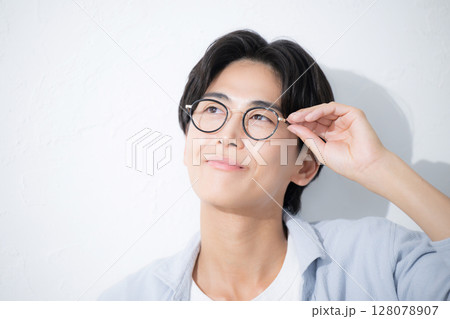 眼鏡をかけた爽やかな男性のクローズアップ 128078907