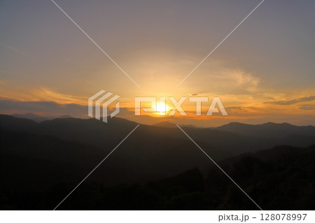 夕焼け空　夕日　雲　山地 128078997