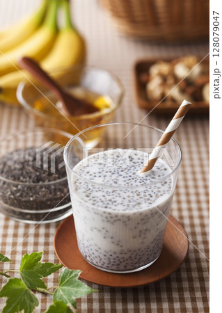 チアシードドリンク / ミルク＆蜂蜜 128079047