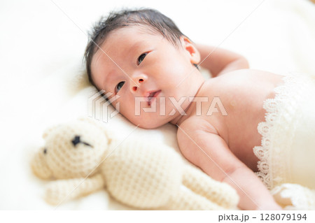 赤ちゃん　ニューボーンフォト 128079194