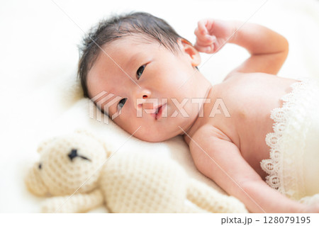 赤ちゃん　ニューボーンフォト 128079195