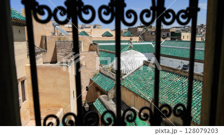 モロッコ　フェズ　アッタリーンマドラサからのメディナの風景 128079203