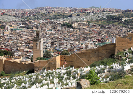 モロッコ　フェズ　マリーン朝の墓地からメディナを望む 128079206