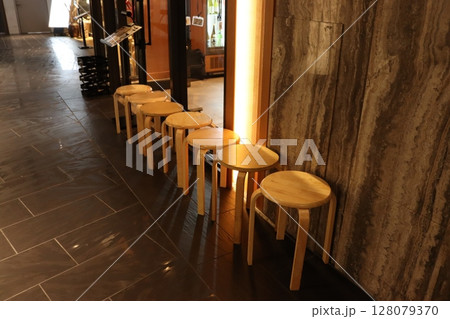 順番待ちスペース 128079370