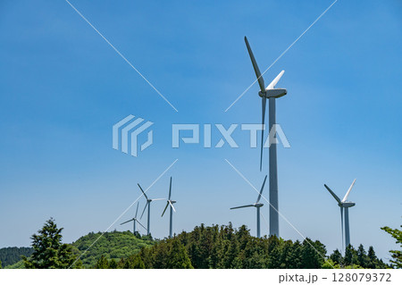 風力発電のある風景 128079372