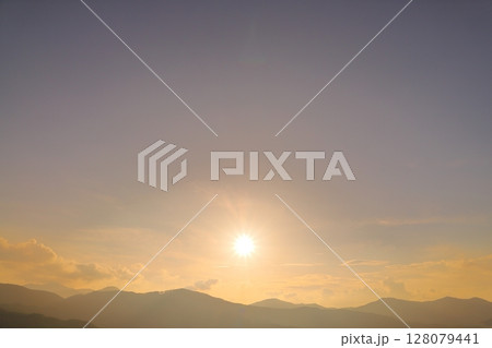 夕焼け空 夕日 雲 山地 夕焼け空 夕日 雲 山地 128079441