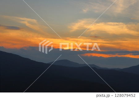 夕焼け空　夕陽　雲　山地 128079452