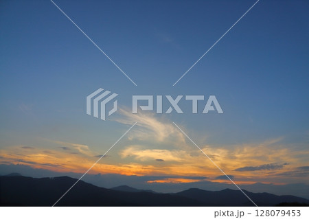 夕焼け空　雲　山地 128079453