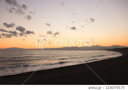 海辺の夕焼け空に浮かぶグレーの雲 128079575