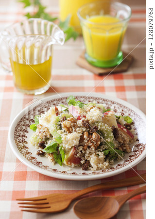 キヌアサラダ 128079768
