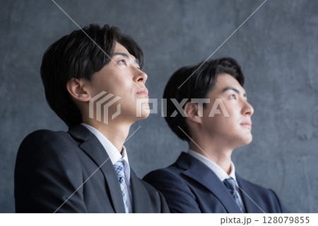 未来や目標を見つめるビジネスシーンの横顔の真剣で真面目なクローズアップ　若手や新卒のイメージ 128079855