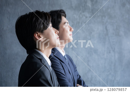 未来や目標を見つめるビジネスシーンの横顔の真剣で真面目なクローズアップ　若手や新卒のイメージ 128079857