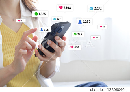 スマートフォンを使う女性 スマートフォンを使う女性 128080464
