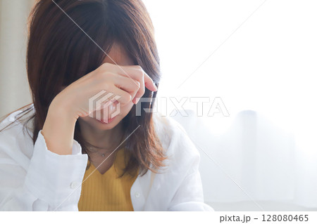 落ち込む女性 落ち込む女性 128080465