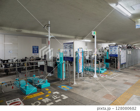 駅前の地下歩道に併設されている有料駐輪場のゲート 128080682