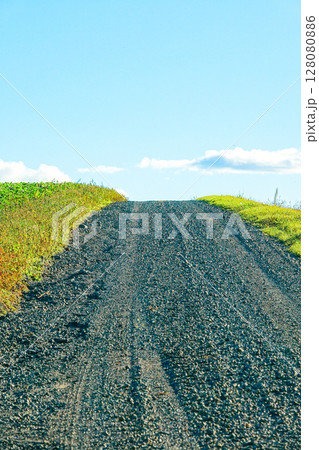 青空が広がる北海道の田舎道の風景 128080886