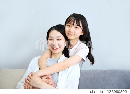 仲良しなママと娘の親子イメージ 仲良しなママと娘の親子イメージ 128080896