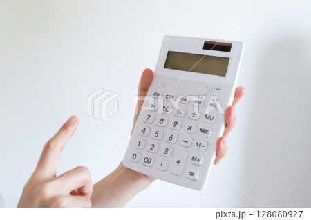 計算機を使う手元　ビジネスイメージ 128080927