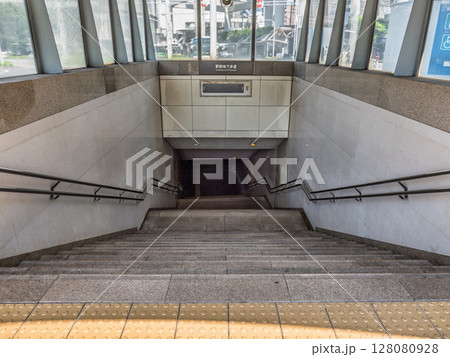 地上から地下道へ下りる階段 128080928