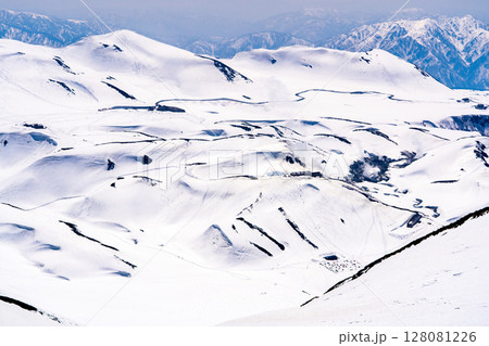 別山の南峰頂上から見下ろす室堂平と地獄谷　残雪期の北アルプス立山・別山登山 128081226