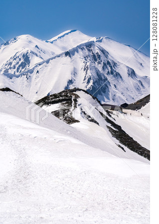 別山の南峰頂上から見る別山乗越と奥大日岳 残雪期の北アルプス立山・別山登山 別山の南峰頂上から見る別山乗越と奥大日岳 残雪期の北アルプス立山・別山登山 128081228