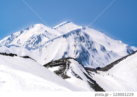 別山の南峰頂上から見る別山乗越と奥大日岳 残雪期の北アルプス立山・別山登山 別山の南峰頂上から見る別山乗越と奥大日岳 残雪期の北アルプス立山・別山登山 128081229