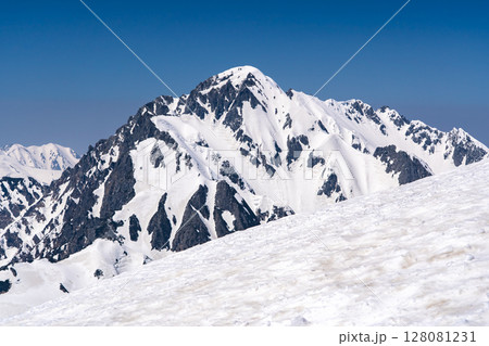 別山の南峰頂上から見る剱岳　残雪期の北アルプス立山・別山登山 128081231