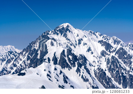 別山から見る剱岳と剱沢　残雪期の北アルプス立山・別山登山 128081233