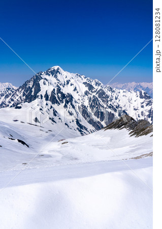 別山から見る剱岳と剱沢　残雪期の北アルプス立山・別山登山 128081234