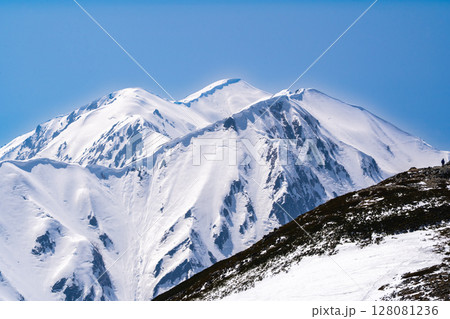 別山から見る大日岳と奥大日岳　残雪期の北アルプス立山・別山登山 128081236